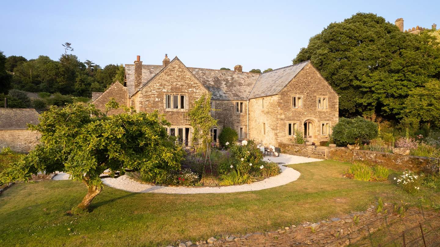 With access to the fascinating Abbey, gardens and estate that once belonged to Sir Francis Drake, this retreat is a dream for history lovers