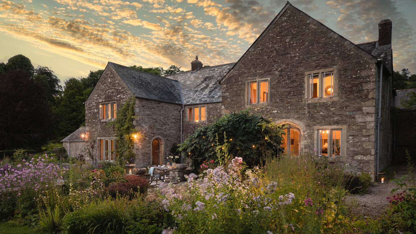 Introducing the dreamy Mulberry Barton, our luxury-self catering retreat set within Buckland Abbey 