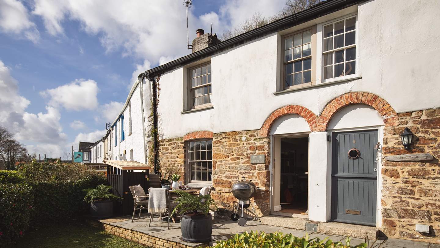 This exquisite Grade II listed terrace cottage lies nestled on the breath-taking south Cornish coast