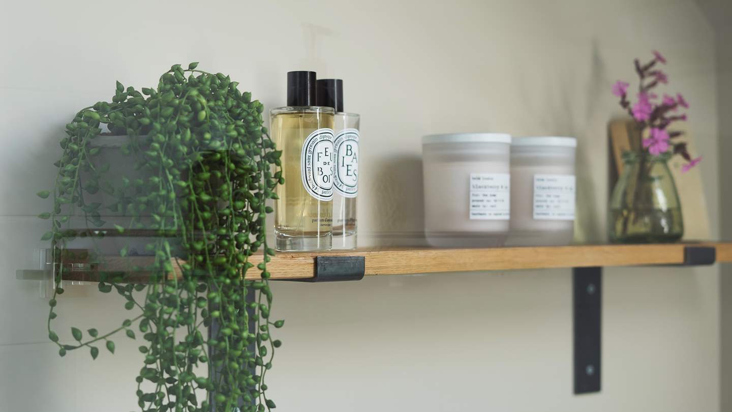 From tractors bumbling by, to paddock roaming horses for company – this truly is country life at its most charming