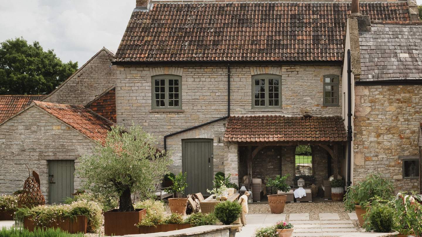 A private and self contained apartment set within a Georgian farmhouse in the Somerset countryside, our luxury retreat, Huxham Croft 
