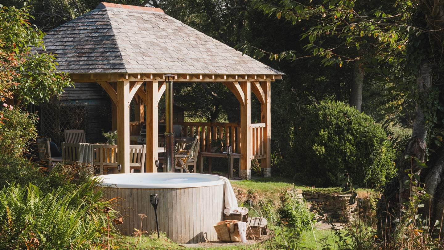 Surrounded by the prettiest blooms and beautiful rolling countryside, you’ll find Lanherne’s garden pergola for the sun-seekers and nature lovers