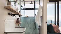 The cute en suite shower room with rainfall head