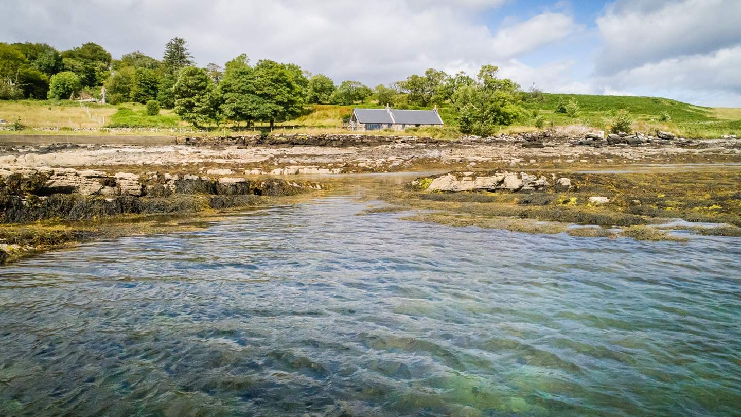 A warm Hebridean welcome awaits you at this oh-so-romantic retreat, tucked away on the seashore