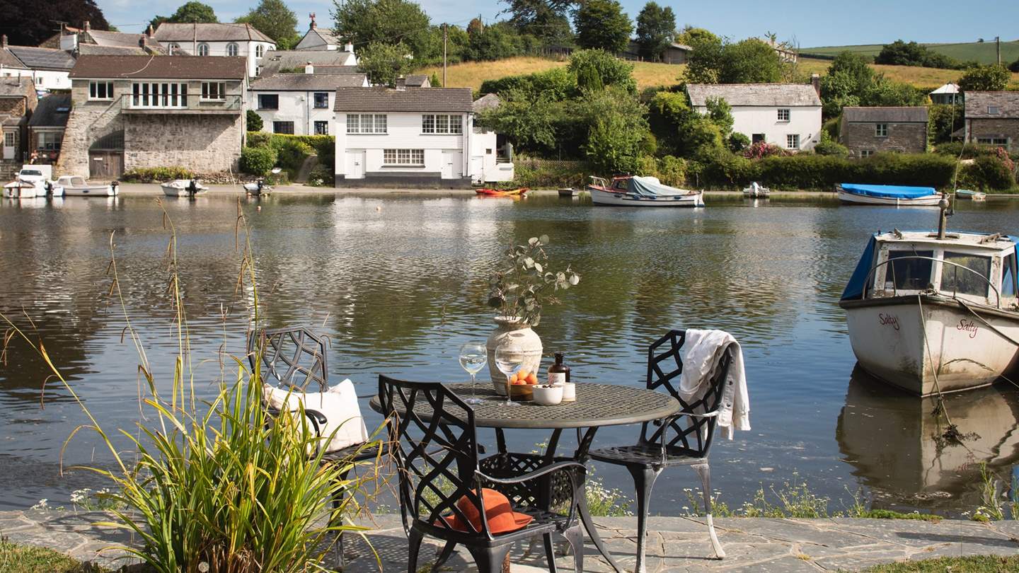 Savour alfresco meals by the water...