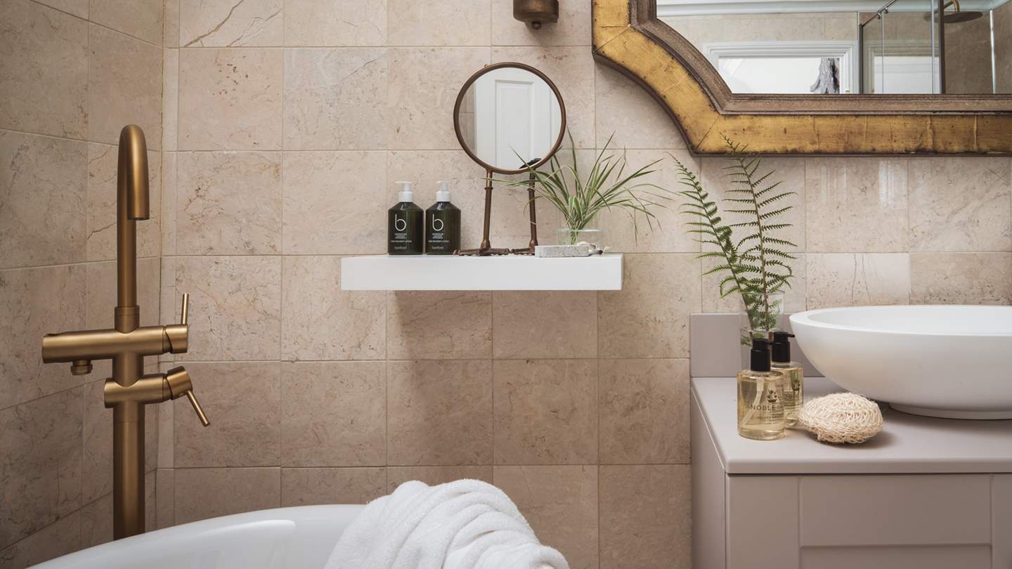 The stunning en suite for 'Bee'