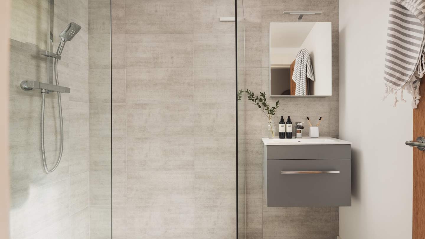 Both en suites have large walk-in showers