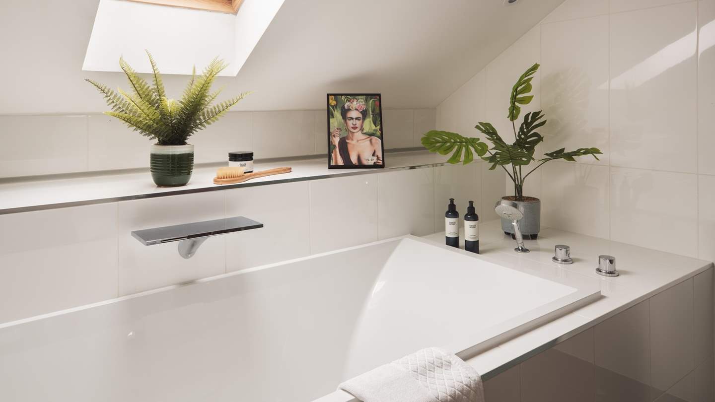 Lay back in the bubbles with a glass of something special in hand, listening to the sound of the sea - perfect!