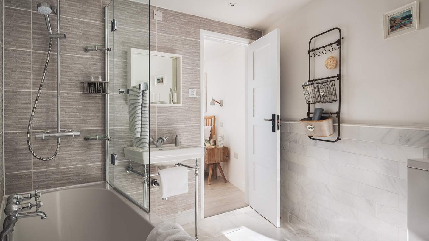 The en suite boasts both a bath and an overhead shower - the best of both worlds!