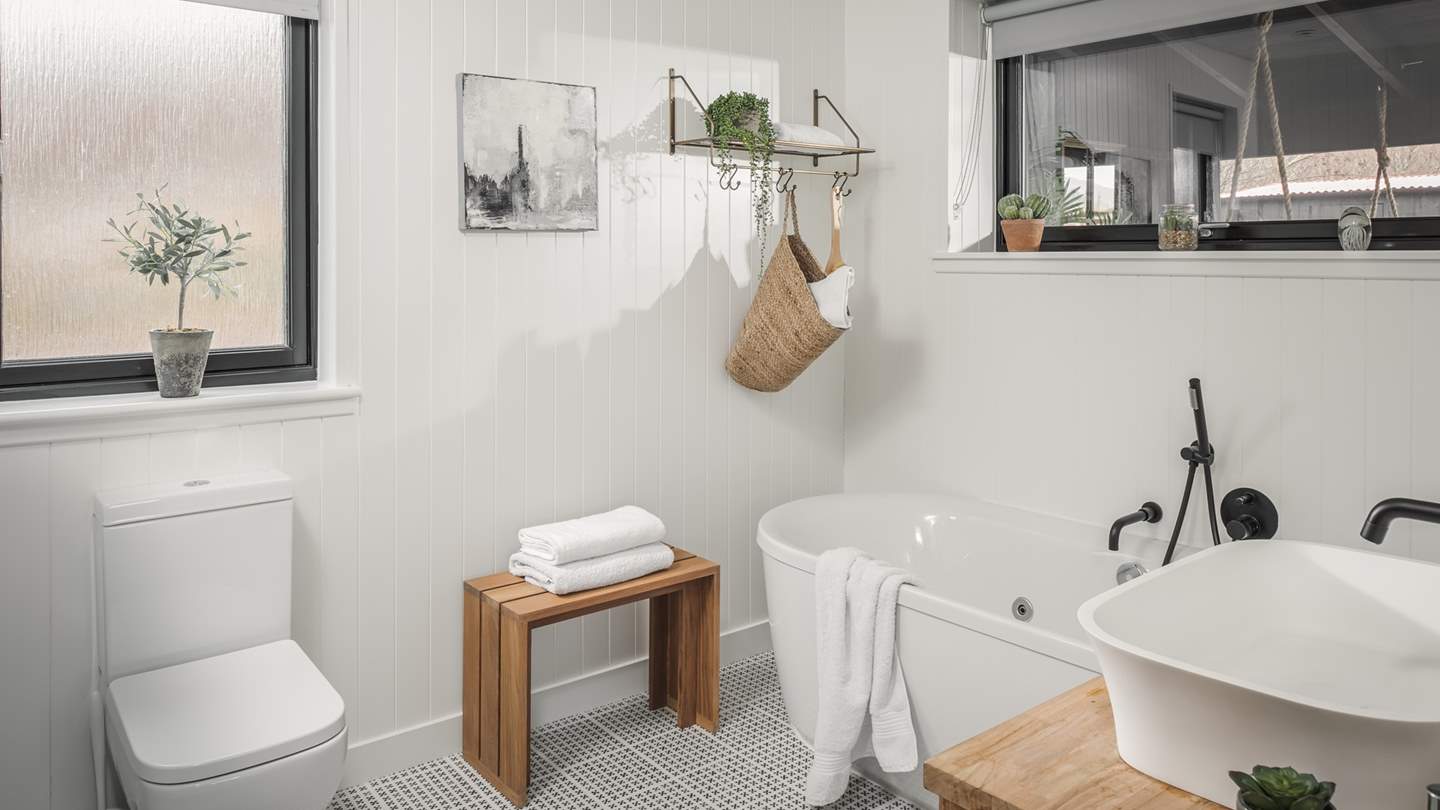 The bathtub for two is the perfect antidote after a day's hiking - simply divine!