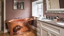 The master bedrooms' en suite bathroom with stunning copper bath - total bliss!