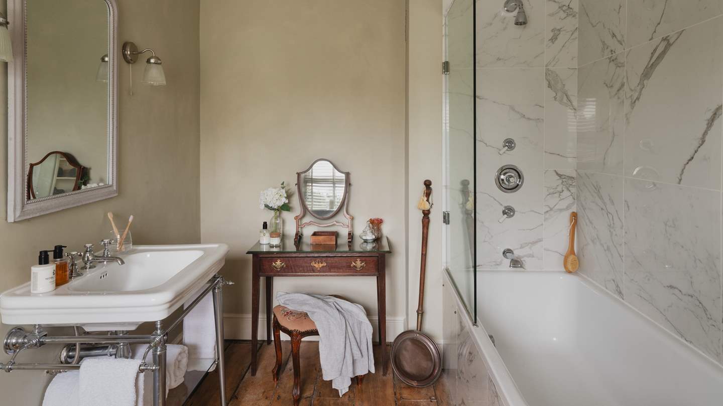 Discover the en suite bathroom with shower overhead
