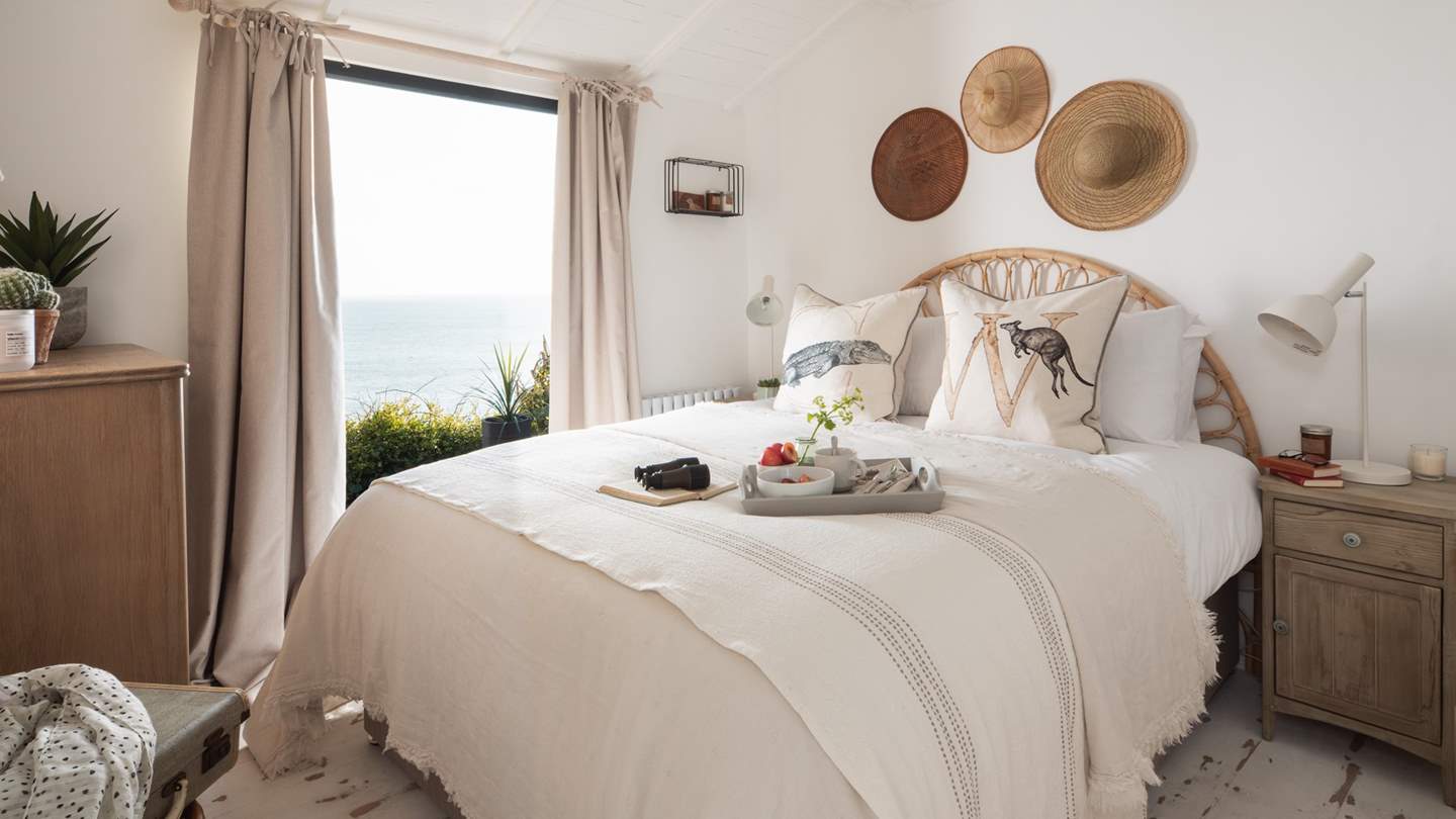 The oh-so-cosy king size bed is just made for long lie-ins