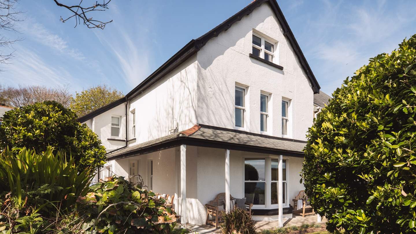 Tucked away in the pretty village of Cadgwith, Atlinto is a stunning seaside getaway