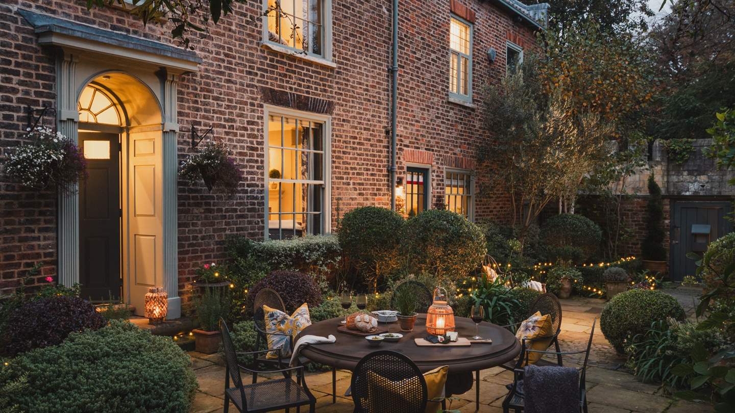 Flee to the city of York for a dose of cosmopolitan escapism at our dog-friendly Georgian homestay for four...