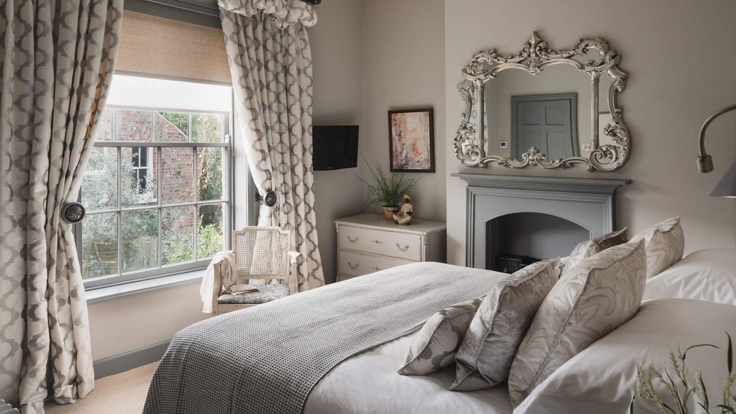 The large sash windows promise an enchanting morning view