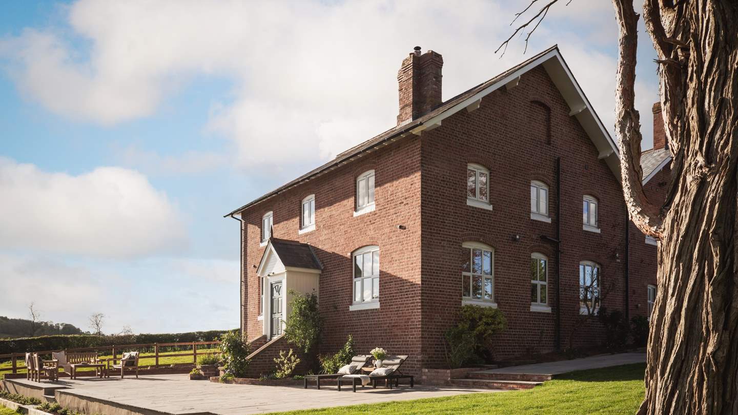 Surrounded by gardens and open countryside, this is a delightful rural retreat
