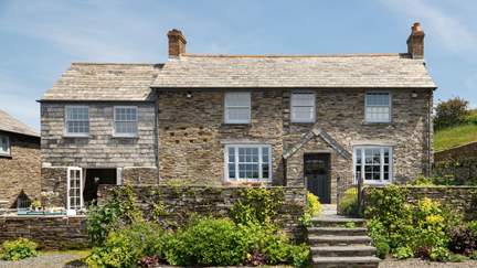 Fentafriddle Farmhouse - 1 mile E of Trebarwith Strand, Sleeps 10 + cot in 5 Bedrooms