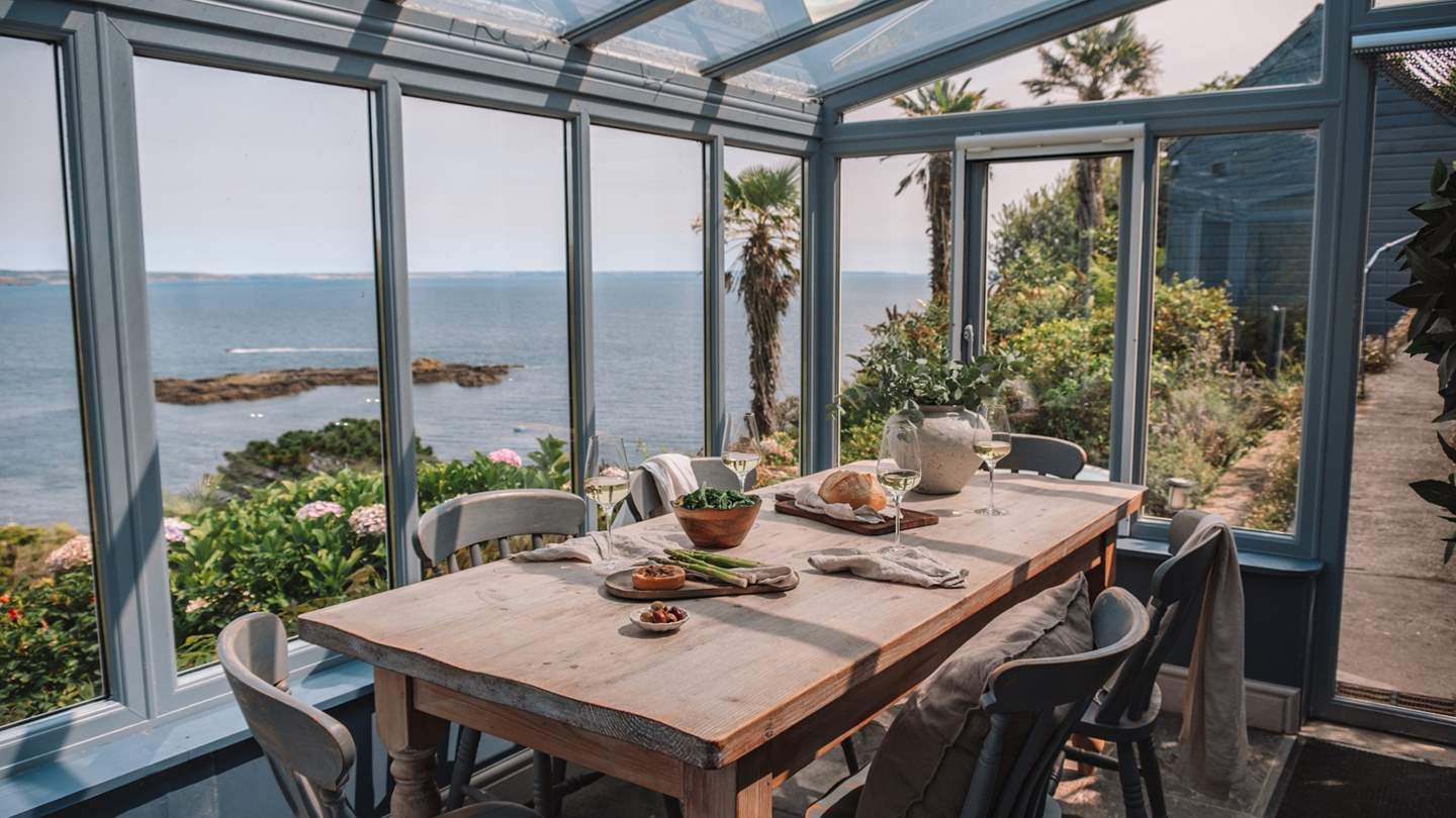 Mealtimes are just perfect with this view to accompany you!

