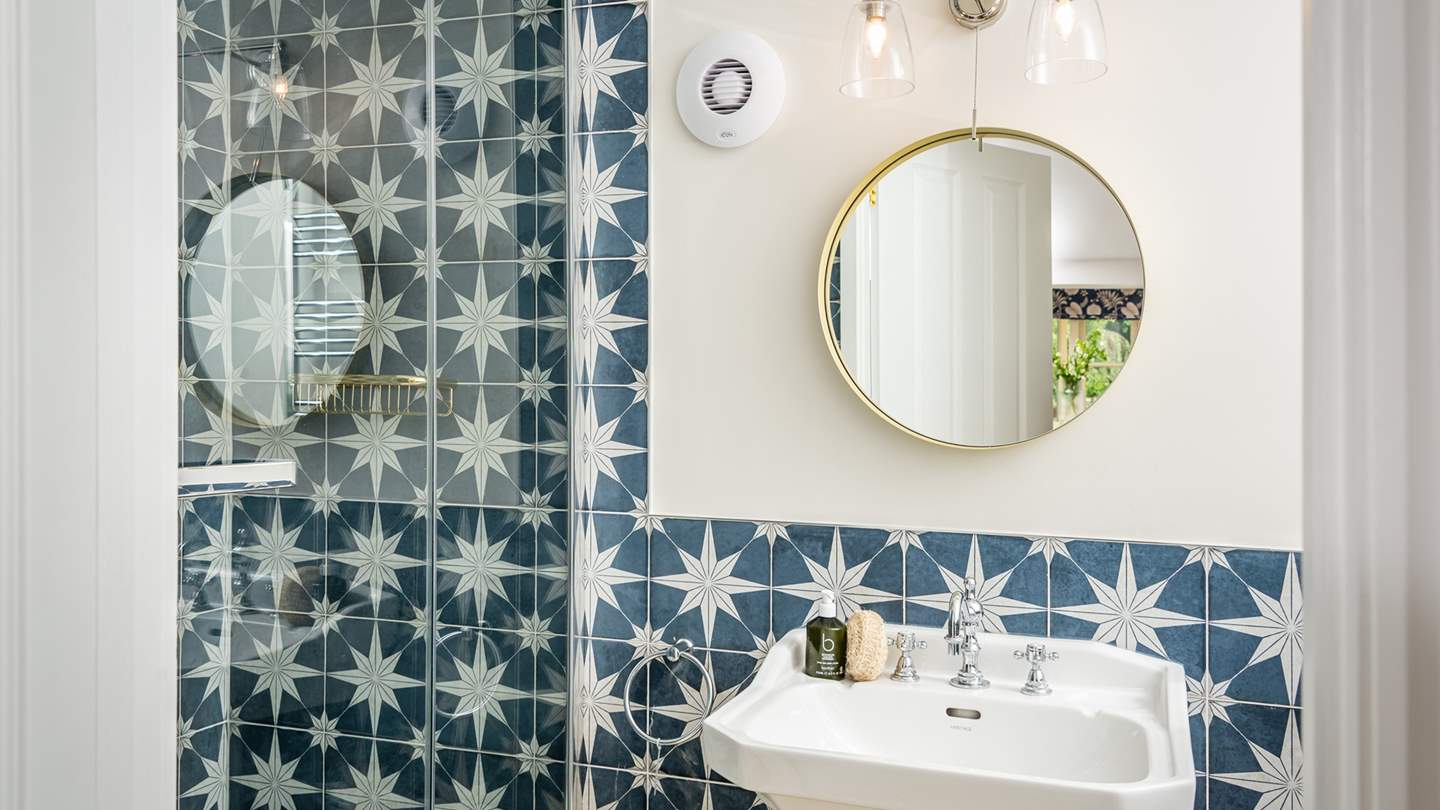 The gorgeous tiles of the en suite shower room