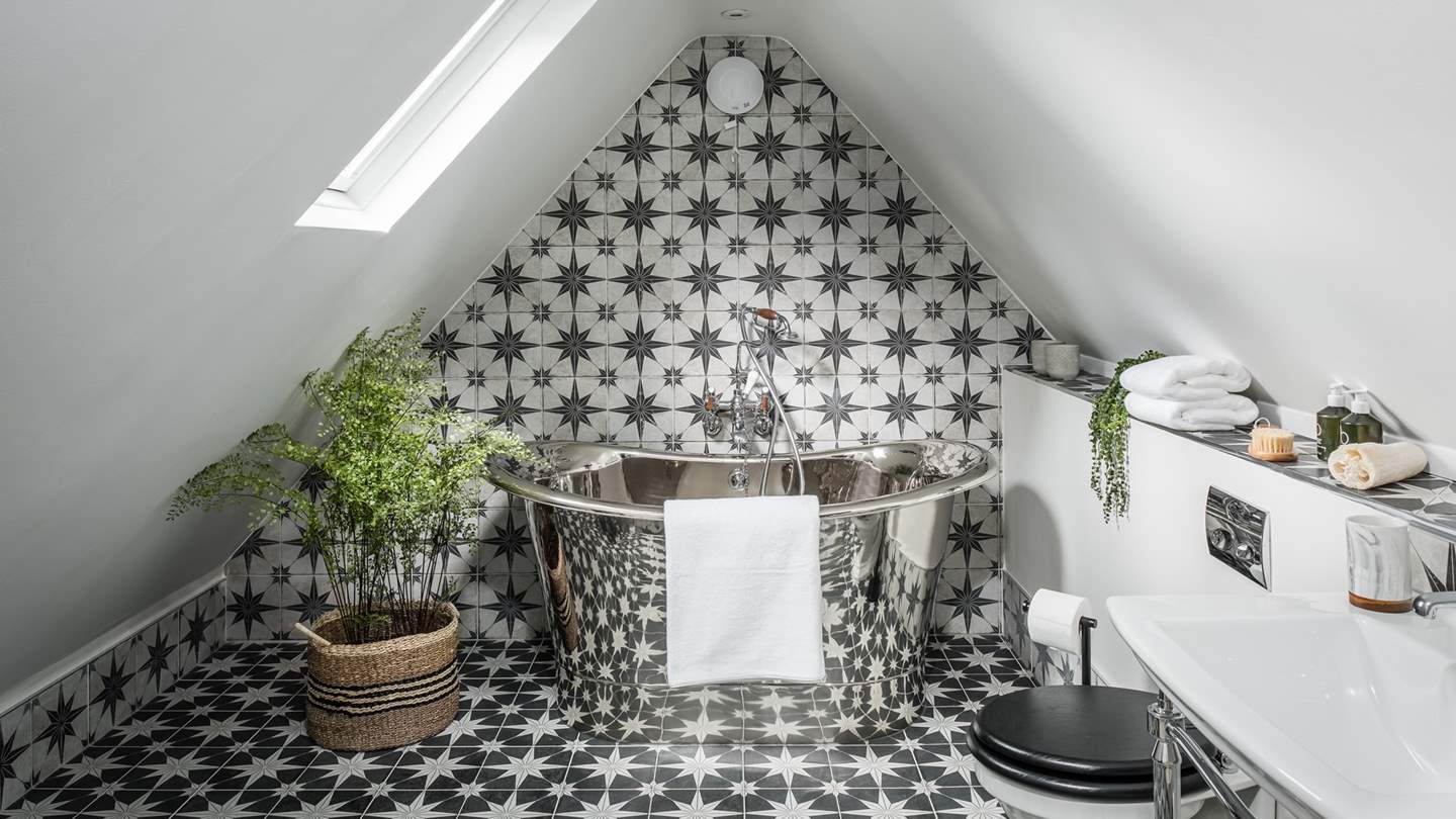 The amazing en suite with nickel bath, just perfect for long soaks!