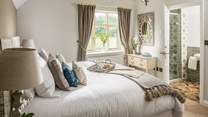 This pretty bedroom has a zip and link bed and an en suite shower room