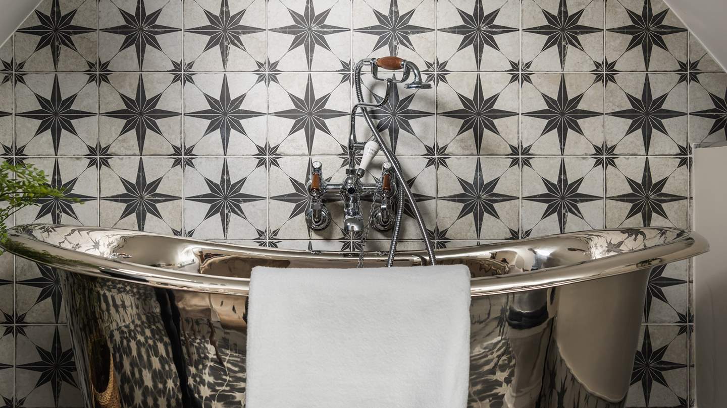 The dreamiest bathtub to enjoy balmy soaks...