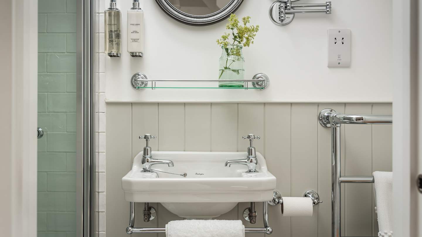 The cute en suite shower in calming tones of grey and white 