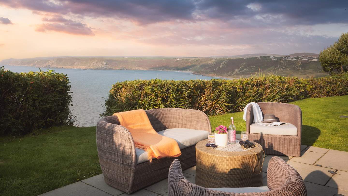 Welcome to Chy-an-Gargo, our stylish retreat nestled on the cliffs of Sennen Cove 