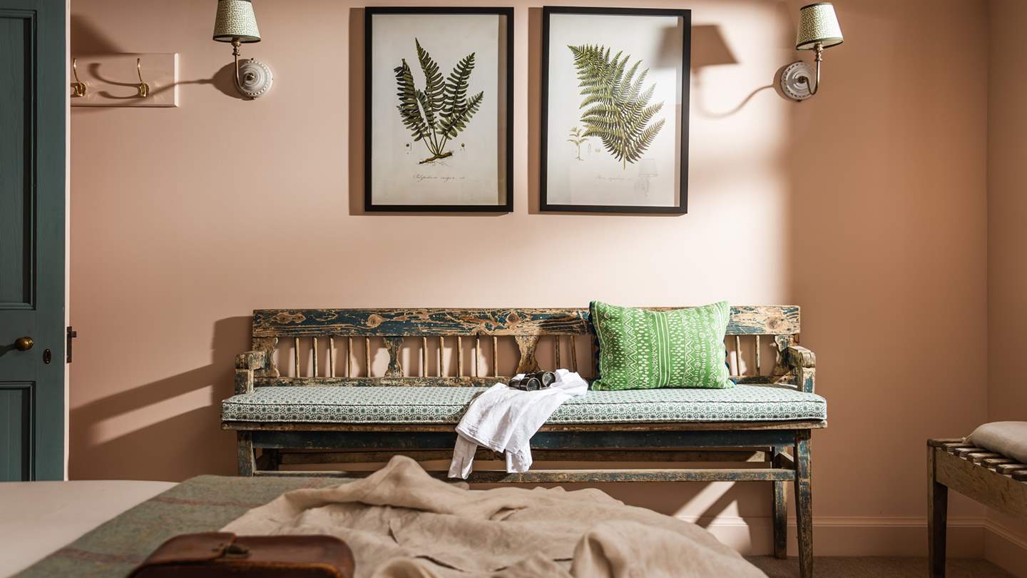 How lovely is this vintage bench?