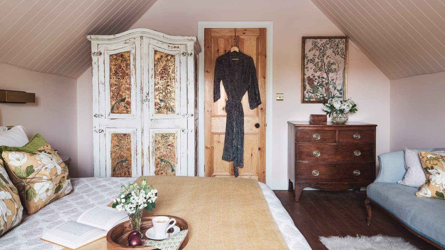 Promising a lavish baby blue sofa, vintage wardrobe and chest of drawers...