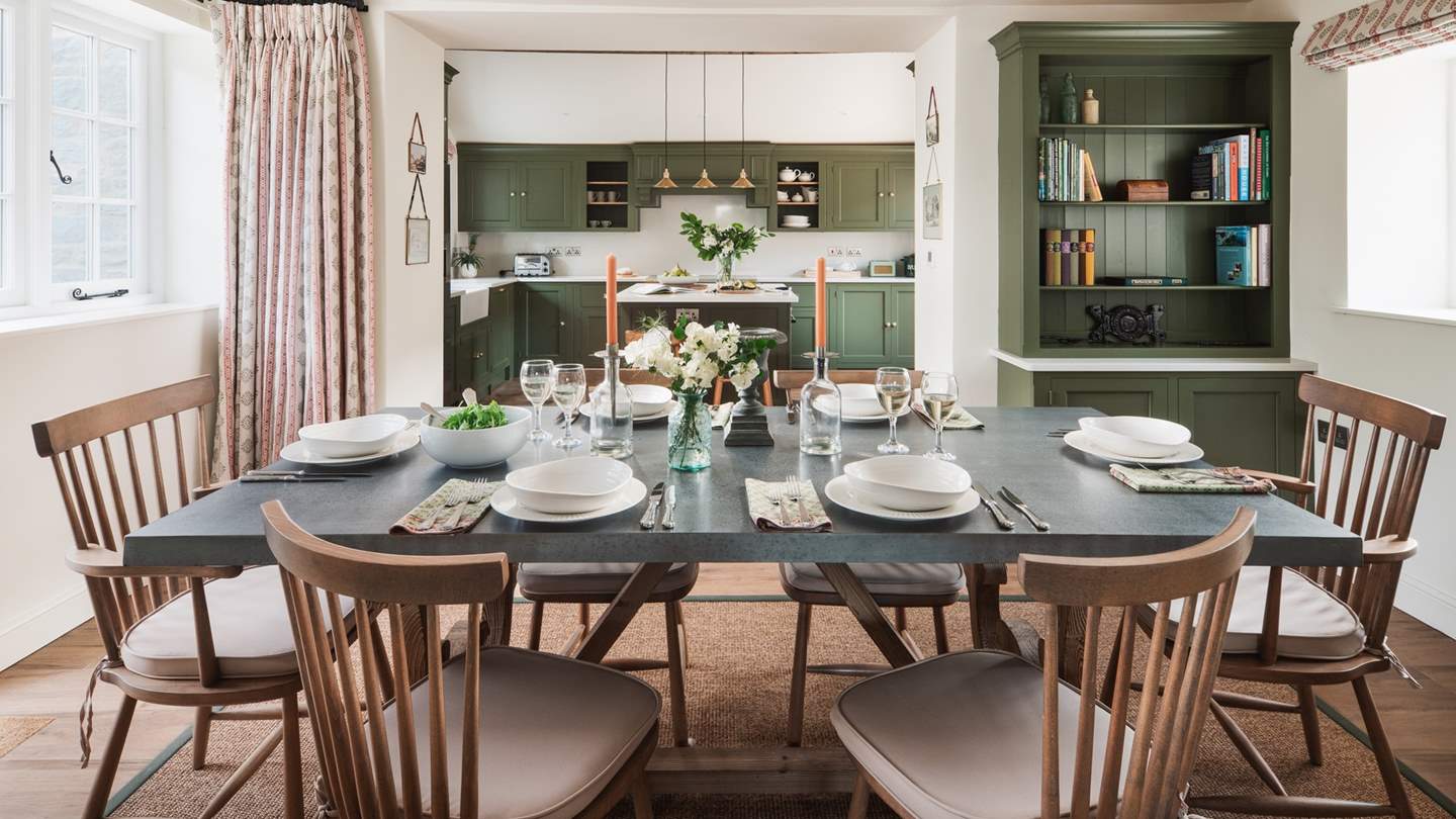 The dining area comfortably seats eight lucky people: the perfect setting for laid-back brunches and celebratory dinner parties.