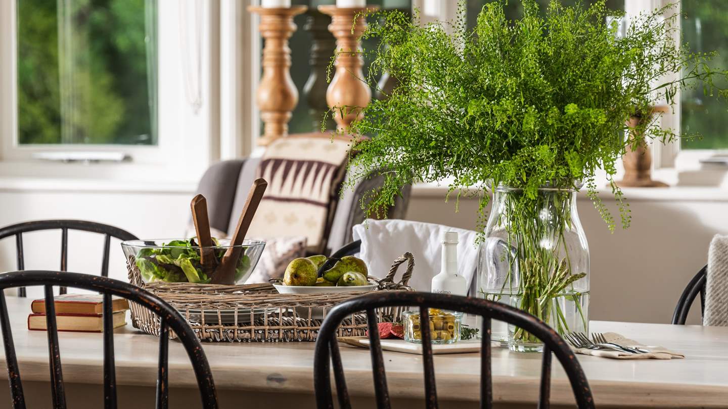 Open the French doors to welcome the outside in and gaze over Quercus’ beautiful setting for the ultimate dining experience