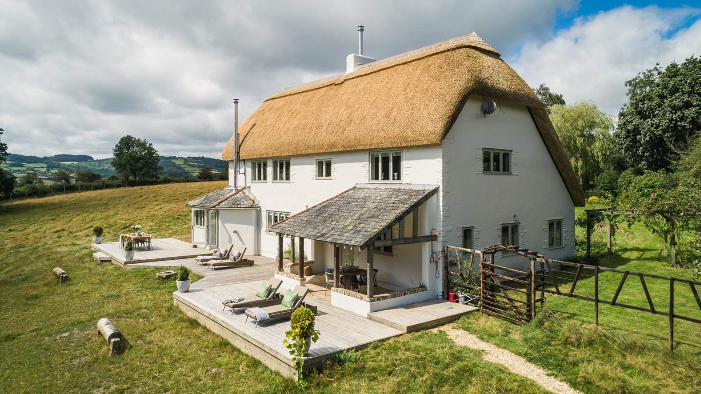 Quercus rests with a perfectly enclosed garden with a wildflower meadow adjacent, beyond which roams a wild herd of majestic fallow deer – heaven! 