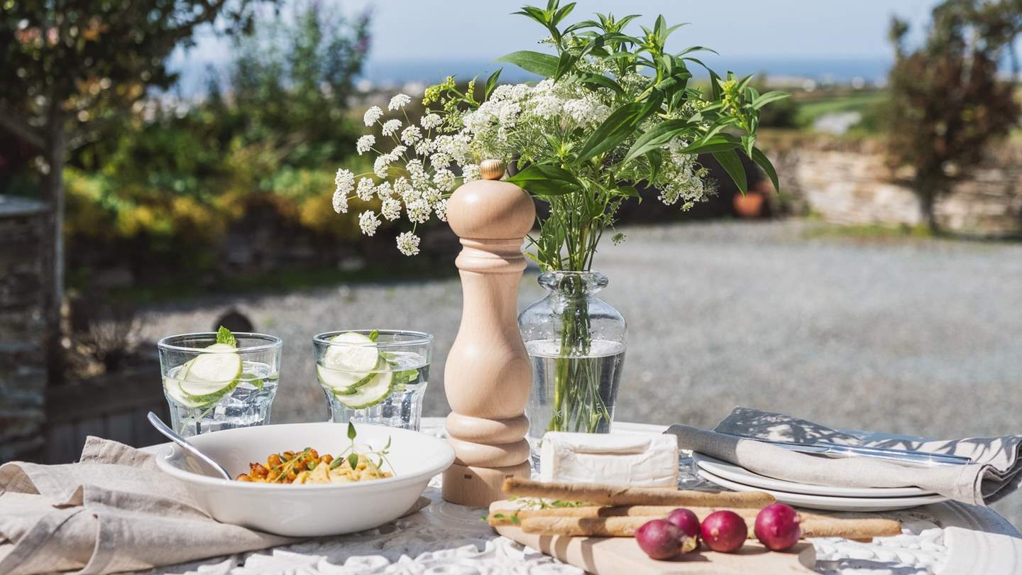 Meals alfresco are the perfect way to celebrate your Cornish holiday...