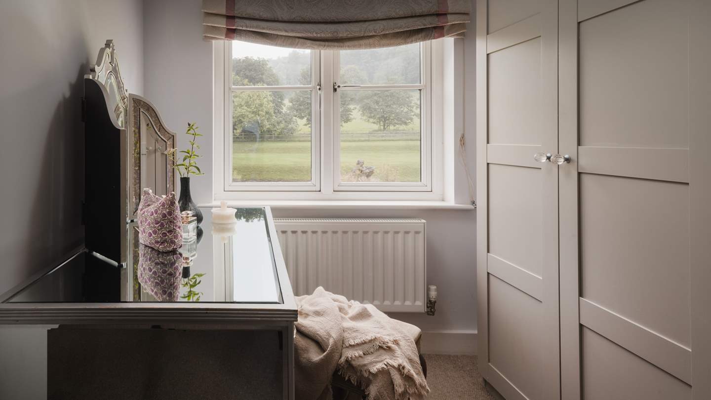 Promising a charming dressing space with antique features