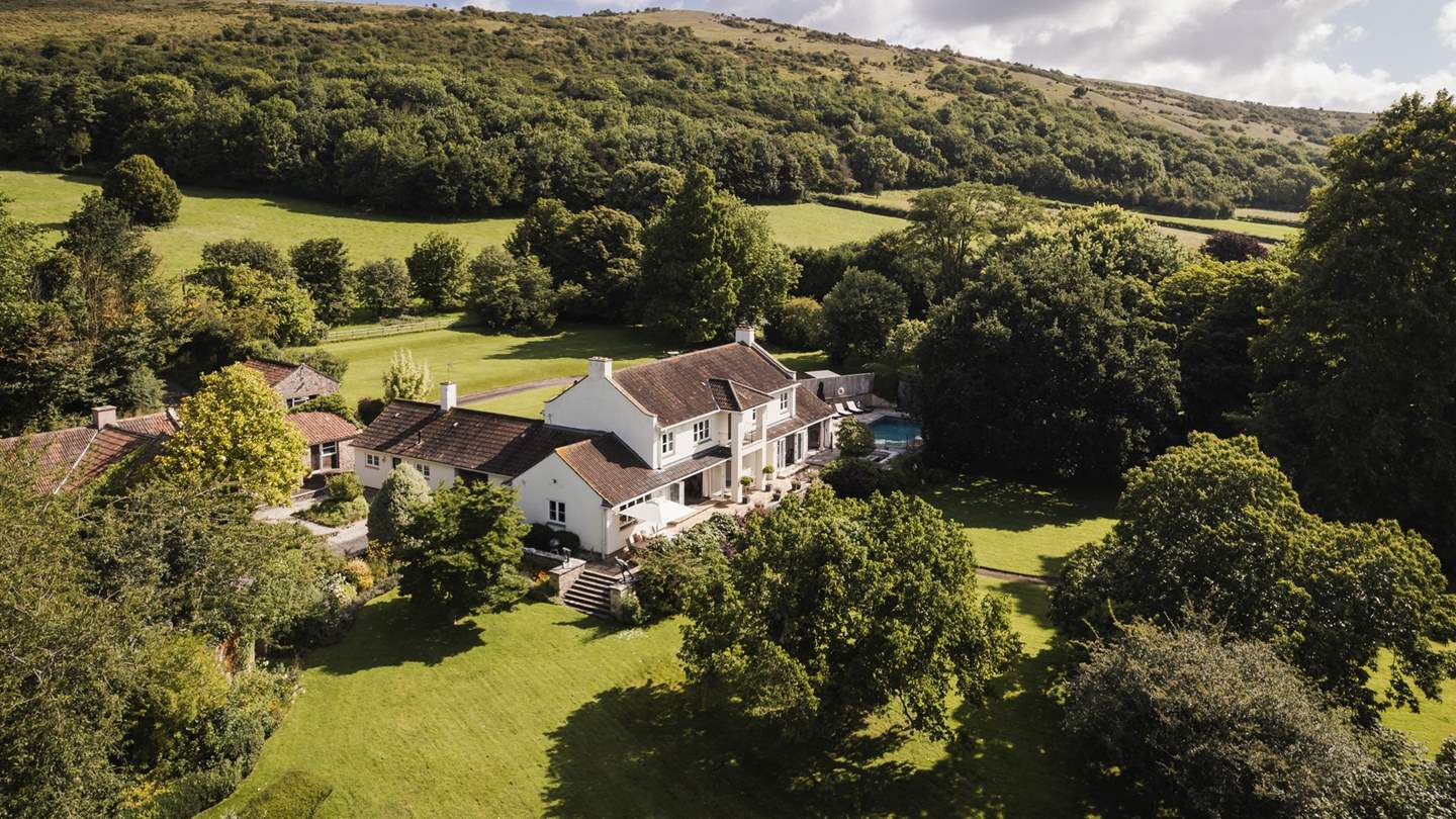 Step outside to discover the breath-taking gardens of Compton House, where the luscious lawns are nestled within endless, rolling countryside vistas