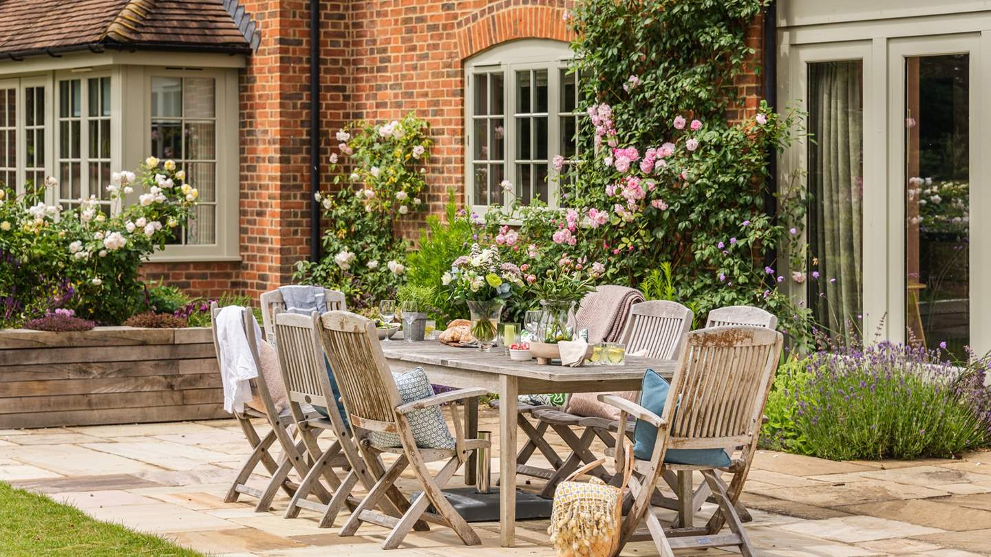 The outdoor dining table is a delight for alfresco dining with your loved ones 