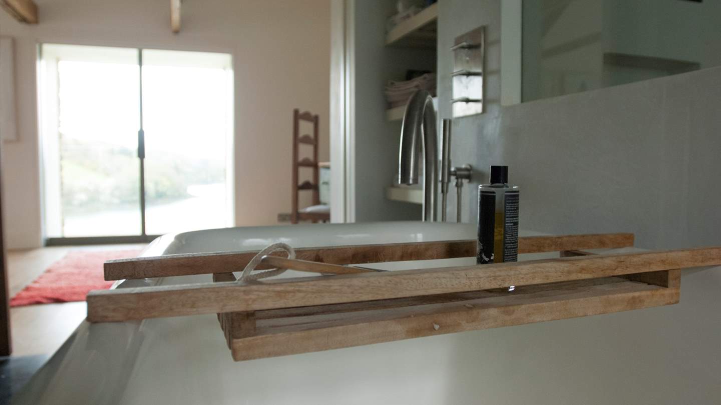 The en suite with shower and bath, in which you can soak and admire the beautiful view beyond