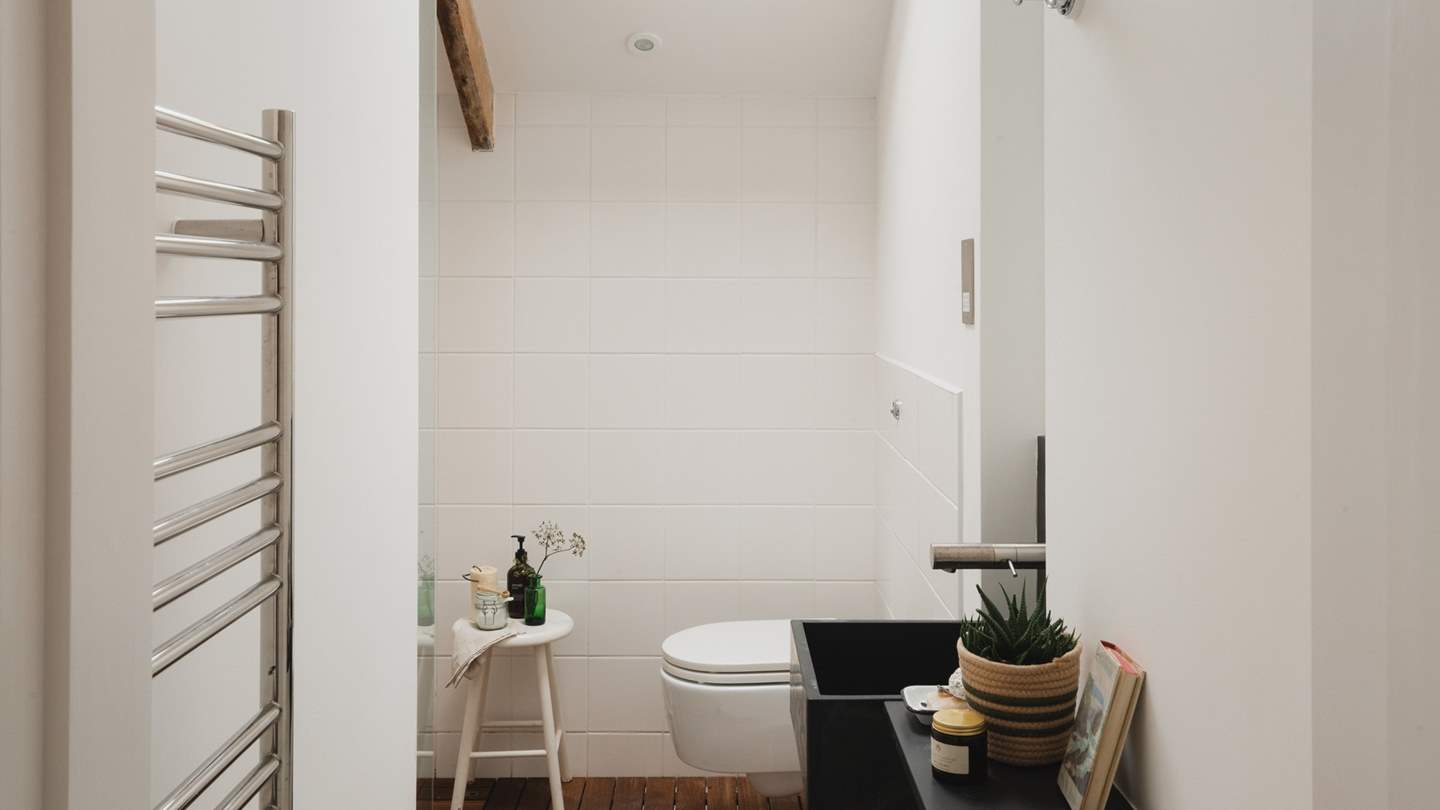 Discover the en suite with a walk-in shower 