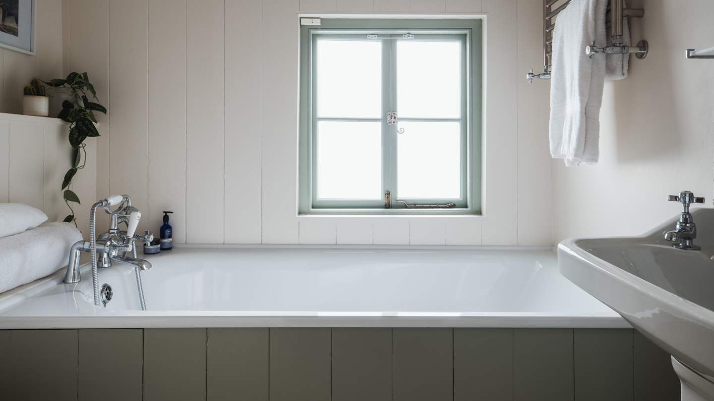 This room has an en suite bathroom, with handheld shower