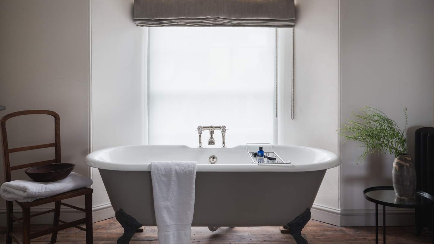 The fabulous bath, perfect for long soaks a deux...