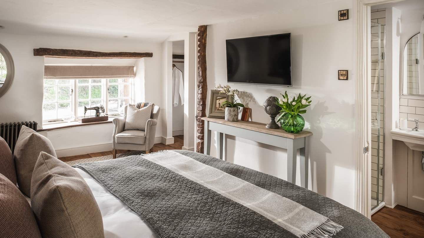 Original wooden floors and open beams nod to the cottage’s heritage, while tasteful artwork and organic inflections adorn the room