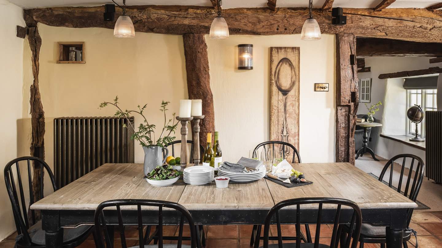 From leisurely brunches gathered over charcuterie spreads to golden hour feasts in the flower-framed garden, Apple Blossom Coombe is simply a dream