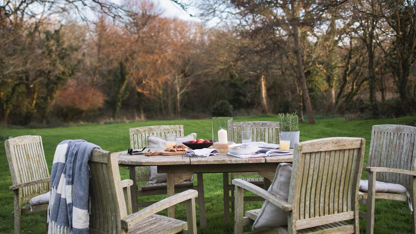 Alfresco meals are a must when the weather is on your side