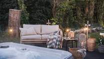 As dusk settles, follow a lit pathway to toast marshmallows under the stars and while away blissful evenings in the heavenly hot tub