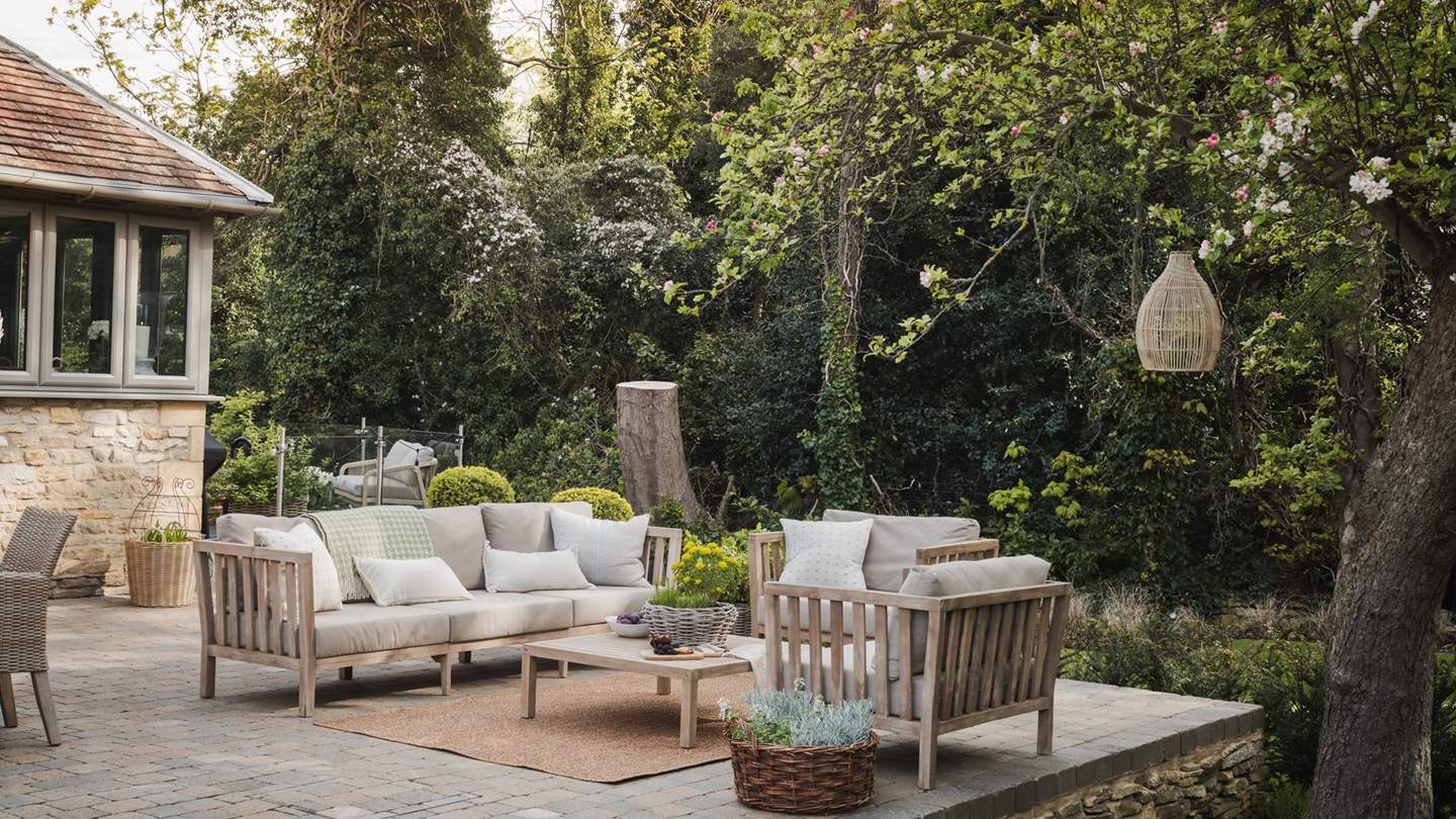 For those balmy summer nights, enjoy alfresco dining with the gas barbeque or settle in for a spot of star gazing around the fire pit