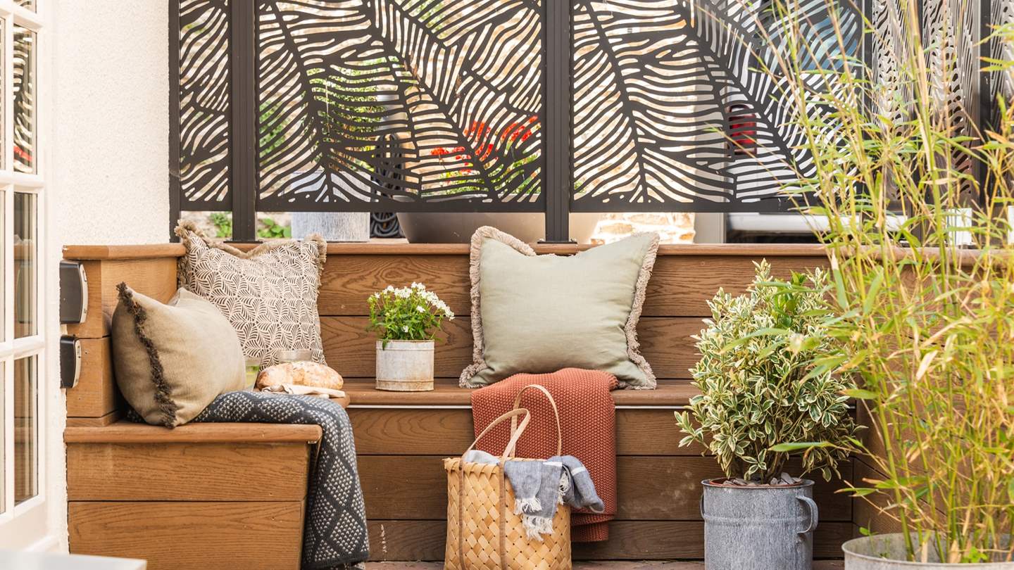 This fitted oak bench is a dream spot on balmy summer days