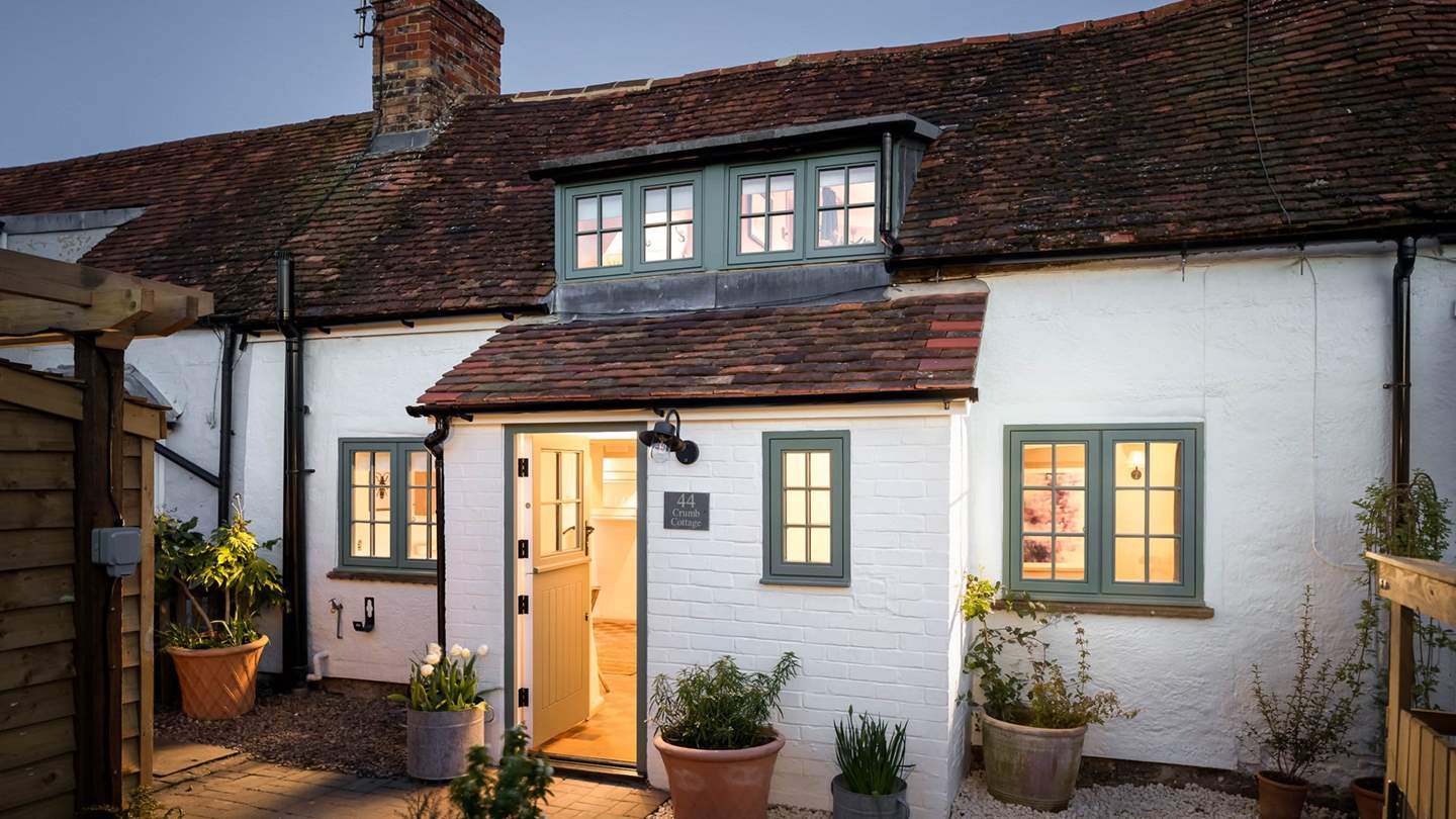 Welcome to Crumb Cottage, our charming countryside cottage for two near Oxford... 