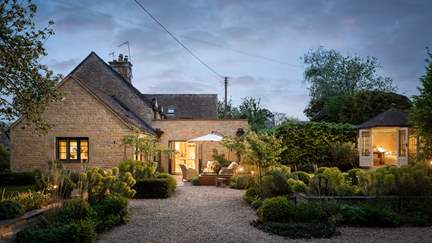 Foxcote - 2.7 miles E of Stow-on-the-Wold, Sleeps 2 + cot in 1 Bedroom